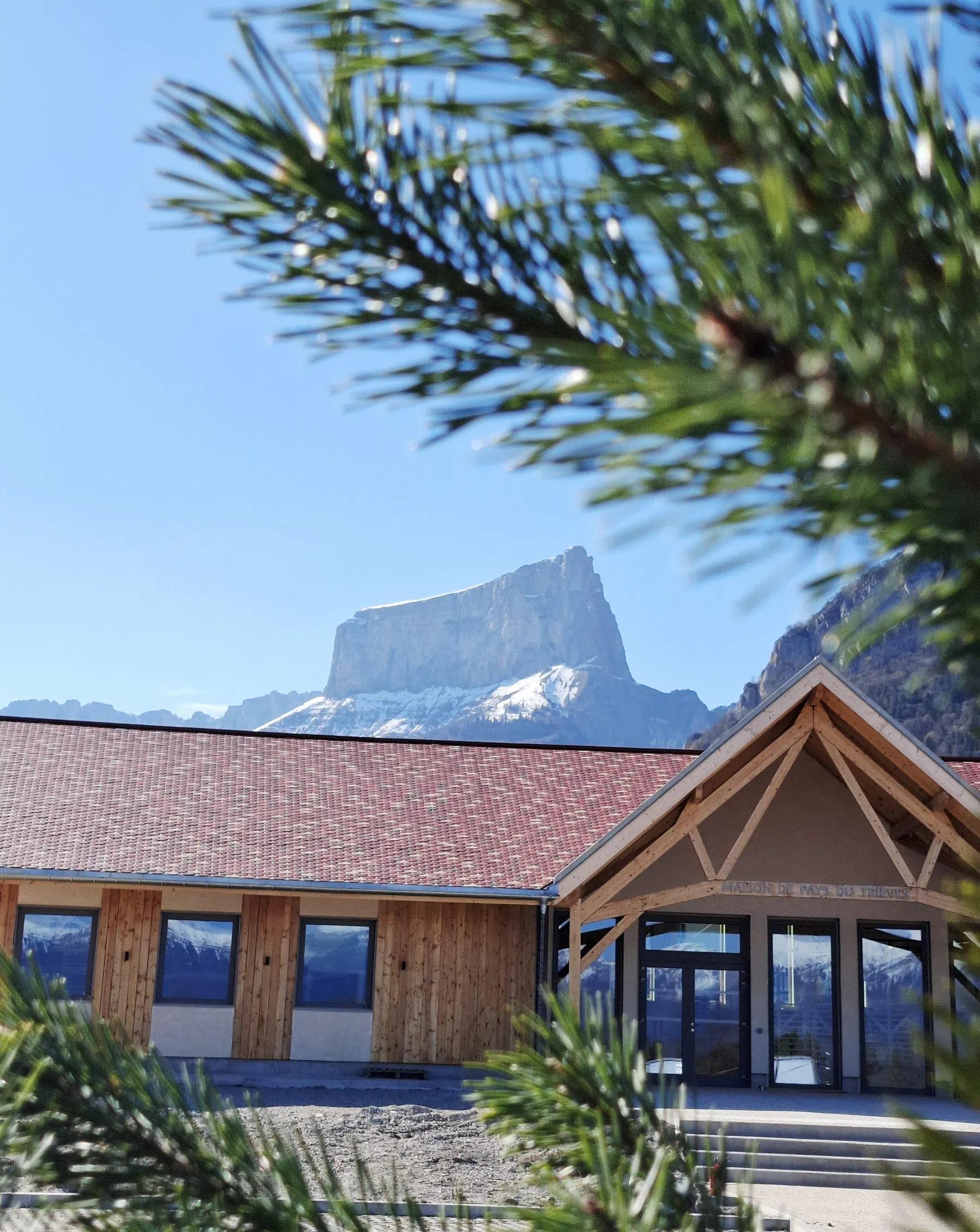 Het toeristencentrum van Trièves met op de achtergrond de Mont Aiguille